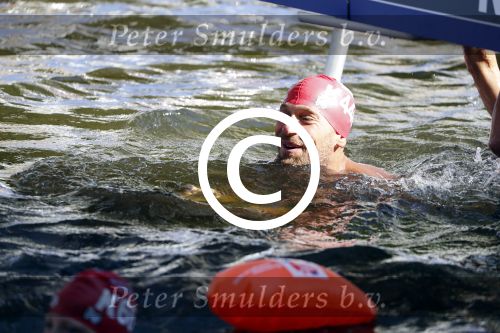 Amsterdam 3 september 2017  
ALS Cityswim in de amsterdamse grachten. Johnny de Mol jr en Rick Brandsteder zemmen met Ralph en Carlijn de Vies en hun kinderen  zoon Daniel en  hun dochter