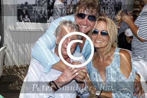 Saint Tropez 3 augustus 2017
Jan des Bouvrie viert zijn 75e verjaardag met familie en vrienden bij Tropezina. Jan met Rene en Natasja Froger