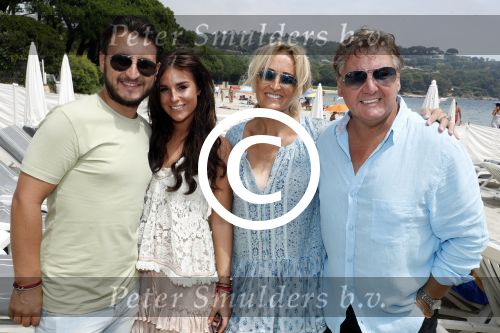 Saint Tropez 3 augustus 2017
Jan des Bouvrie viert zijn 75e verjaardag met familie en vrienden bij Tropezina. rene en Natasja Froger met zoon Danny en zijn vriendin