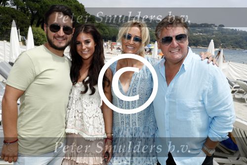 Saint Tropez 3 augustus 2017
Jan des Bouvrie viert zijn 75e verjaardag met familie en vrienden bij Tropezina. rene en Natasja Froger met zoon Danny en zijn vriendin