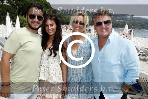Saint Tropez 3 augustus 2017
Jan des Bouvrie viert zijn 75e verjaardag met familie en vrienden bij Tropezina. rene en Natasja Froger met zoon Danny en zijn vriendin