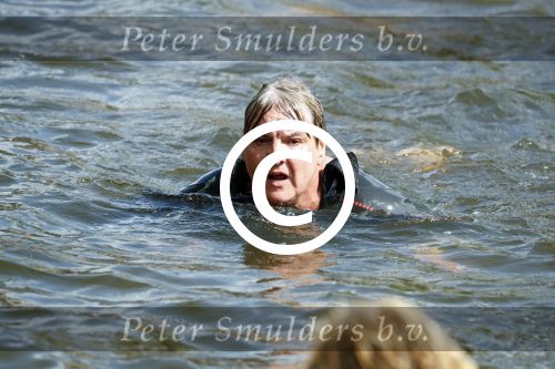 Amsterdam 3 september 2017  
ALS Cityswim in de amsterdamse grachten. Rene Froger wordt aangemoedigd door zijn vrouw Natasja