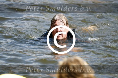 Amsterdam 3 september 2017  
ALS Cityswim in de amsterdamse grachten. Rene Froger wordt aangemoedigd door zijn vrouw Natasja