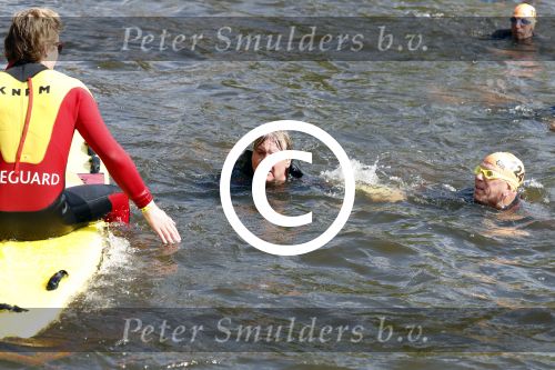 Amsterdam 3 september 2017  
ALS Cityswim in de amsterdamse grachten. Rene Froger wordt aangemoedigd door zijn vrouw Natasja