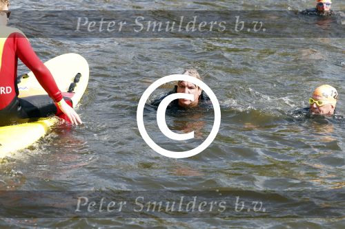 Amsterdam 3 september 2017  
ALS Cityswim in de amsterdamse grachten. Rene Froger wordt aangemoedigd door zijn vrouw Natasja