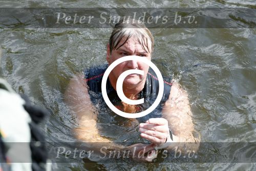 Amsterdam 3 september 2017  
ALS Cityswim in de amsterdamse grachten. Rene Froger wordt aangemoedigd door zijn vrouw Natasja