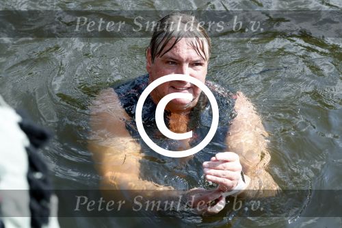 Amsterdam 3 september 2017  
ALS Cityswim in de amsterdamse grachten. Rene Froger wordt aangemoedigd door zijn vrouw Natasja