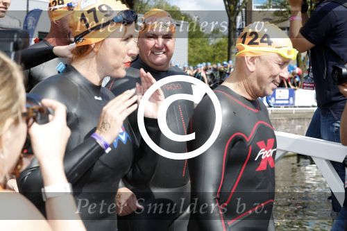 Amsterdam 3 september 2017  
ALS Cityswim in de amsterdamse grachten. Rene Froger wordt aangemoedigd door zijn vrouw Natasja
