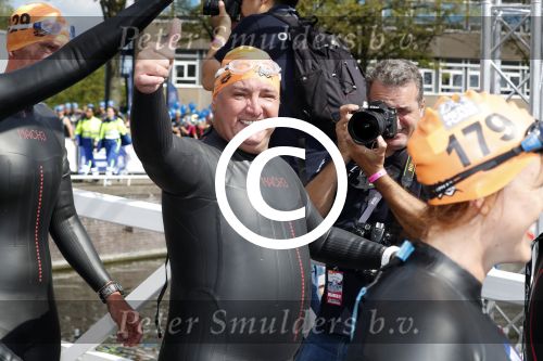 Amsterdam 3 september 2017  
ALS Cityswim in de amsterdamse grachten. Rene Froger wordt aangemoedigd door zijn vrouw Natasja