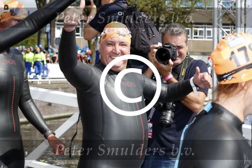 Amsterdam 3 september 2017  
ALS Cityswim in de amsterdamse grachten. Rene Froger wordt aangemoedigd door zijn vrouw Natasja