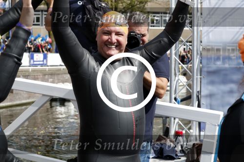 Amsterdam 3 september 2017  
ALS Cityswim in de amsterdamse grachten. Rene Froger wordt aangemoedigd door zijn vrouw Natasja