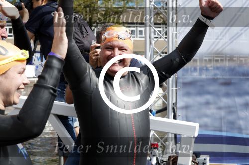 Amsterdam 3 september 2017  
ALS Cityswim in de amsterdamse grachten. Rene Froger wordt aangemoedigd door zijn vrouw Natasja