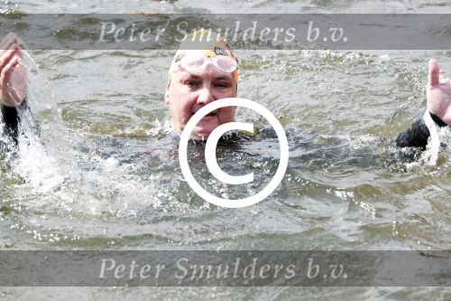 Amsterdam 3 september 2017  
ALS Cityswim in de amsterdamse grachten. Rene Froger wordt aangemoedigd door zijn vrouw Natasja