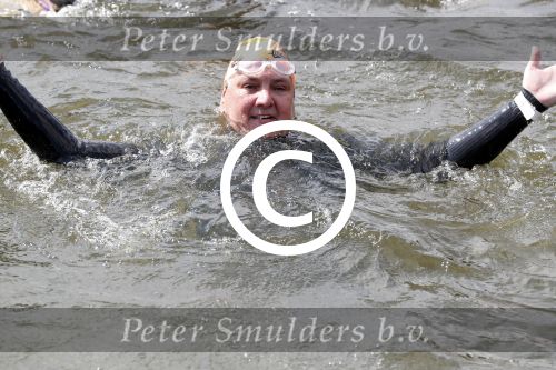 Amsterdam 3 september 2017  
ALS Cityswim in de amsterdamse grachten. Rene Froger wordt aangemoedigd door zijn vrouw Natasja