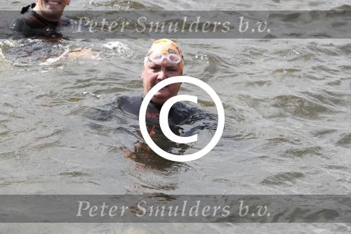 Amsterdam 3 september 2017  
ALS Cityswim in de amsterdamse grachten. Rene Froger wordt aangemoedigd door zijn vrouw Natasja