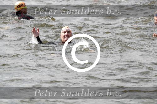 Amsterdam 3 september 2017  
ALS Cityswim in de amsterdamse grachten. Rene Froger wordt aangemoedigd door zijn vrouw Natasja