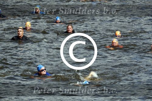 Amsterdam 3 september 2017  
ALS Cityswim in de amsterdamse grachten. Rene Froger wordt aangemoedigd door zijn vrouw Natasja