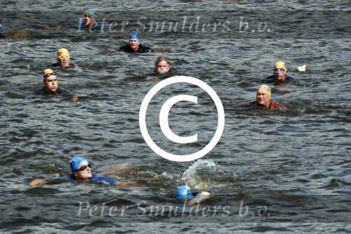 Amsterdam 3 september 2017  
ALS Cityswim in de amsterdamse grachten. Rene Froger wordt aangemoedigd door zijn vrouw Natasja