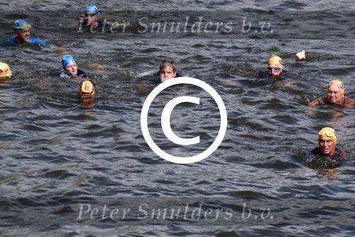 Amsterdam 3 september 2017  
ALS Cityswim in de amsterdamse grachten. Rene Froger wordt aangemoedigd door zijn vrouw Natasja