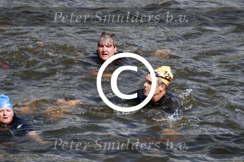 Amsterdam 3 september 2017  
ALS Cityswim in de amsterdamse grachten. Rene Froger wordt aangemoedigd door zijn vrouw Natasja