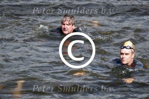 Amsterdam 3 september 2017  
ALS Cityswim in de amsterdamse grachten. Rene Froger wordt aangemoedigd door zijn vrouw Natasja