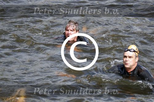 Amsterdam 3 september 2017  
ALS Cityswim in de amsterdamse grachten. Rene Froger wordt aangemoedigd door zijn vrouw Natasja