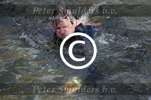 Amsterdam 3 september 2017  
ALS Cityswim in de amsterdamse grachten. Rene Froger wordt aangemoedigd door zijn vrouw Natasja