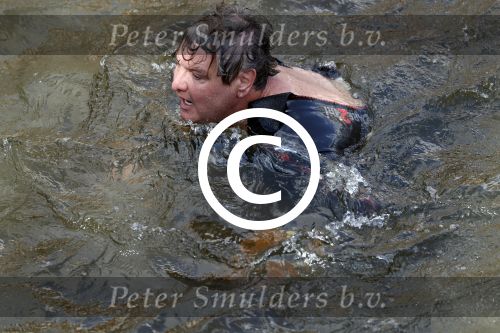 Amsterdam 3 september 2017  
ALS Cityswim in de amsterdamse grachten. Rene Froger wordt aangemoedigd door zijn vrouw Natasja