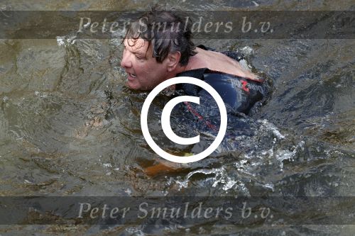 Amsterdam 3 september 2017  
ALS Cityswim in de amsterdamse grachten. Rene Froger wordt aangemoedigd door zijn vrouw Natasja