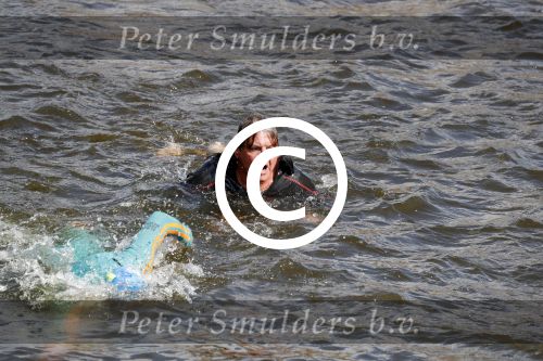 Amsterdam 3 september 2017  
ALS Cityswim in de amsterdamse grachten. Rene Froger wordt aangemoedigd door zijn vrouw Natasja