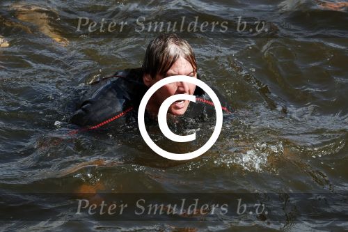 Amsterdam 3 september 2017  
ALS Cityswim in de amsterdamse grachten. Rene Froger wordt aangemoedigd door zijn vrouw Natasja
