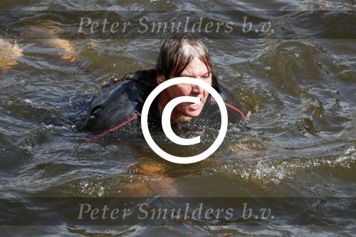 Amsterdam 3 september 2017  
ALS Cityswim in de amsterdamse grachten. Rene Froger wordt aangemoedigd door zijn vrouw Natasja