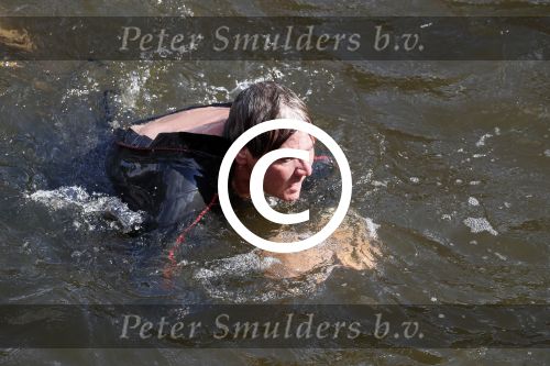 Amsterdam 3 september 2017  
ALS Cityswim in de amsterdamse grachten. Rene Froger wordt aangemoedigd door zijn vrouw Natasja
