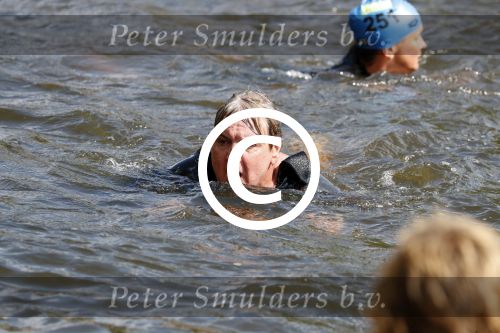 Amsterdam 3 september 2017  
ALS Cityswim in de amsterdamse grachten. Rene Froger wordt aangemoedigd door zijn vrouw Natasja