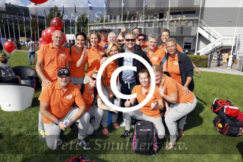 Amsterdam 3 september 2017  
ALS Cityswim in de amsterdamse grachten. Rene Froger wordt aangemoedigd door zijn vrouw Natasja