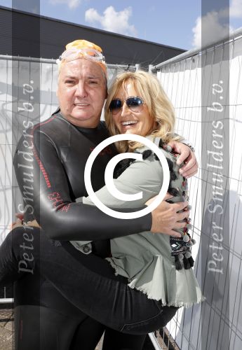 Amsterdam 3 september 2017  
ALS Cityswim in de amsterdamse grachten. Rene Froger wordt aangemoedigd door zijn vrouw Natasja