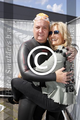 Amsterdam 3 september 2017  
ALS Cityswim in de amsterdamse grachten. Rene Froger wordt aangemoedigd door zijn vrouw Natasja
