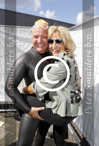Amsterdam 3 september 2017  
ALS Cityswim in de amsterdamse grachten. Rene Froger wordt aangemoedigd door zijn vrouw Natasja