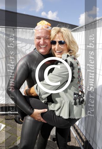 Amsterdam 3 september 2017  
ALS Cityswim in de amsterdamse grachten. Rene Froger wordt aangemoedigd door zijn vrouw Natasja