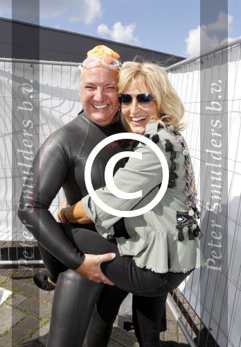 Amsterdam 3 september 2017  
ALS Cityswim in de amsterdamse grachten. Rene Froger wordt aangemoedigd door zijn vrouw Natasja