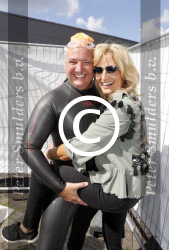 Amsterdam 3 september 2017  
ALS Cityswim in de amsterdamse grachten. Rene Froger wordt aangemoedigd door zijn vrouw Natasja