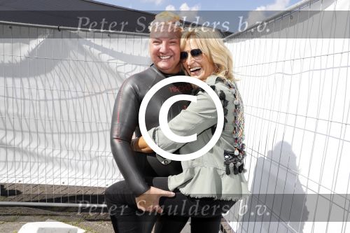 Amsterdam 3 september 2017  
ALS Cityswim in de amsterdamse grachten. Rene Froger wordt aangemoedigd door zijn vrouw Natasja