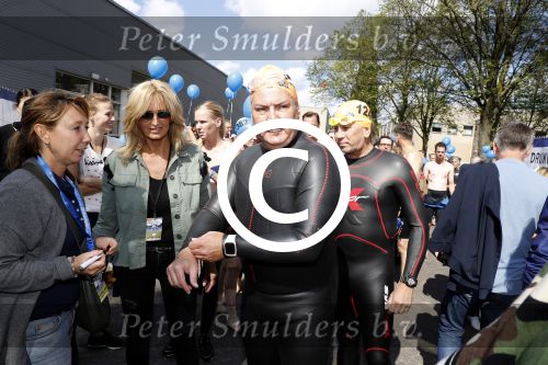 Amsterdam 3 september 2017  
ALS Cityswim in de amsterdamse grachten. Rene Froger wordt aangemoedigd door zijn vrouw Natasja