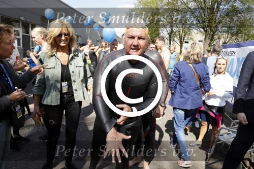 Amsterdam 3 september 2017  
ALS Cityswim in de amsterdamse grachten. Rene Froger wordt aangemoedigd door zijn vrouw Natasja