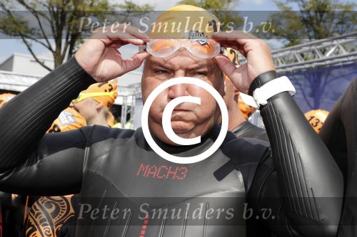 Amsterdam 3 september 2017  
ALS Cityswim in de amsterdamse grachten. Rene Froger wordt aangemoedigd door zijn vrouw Natasja