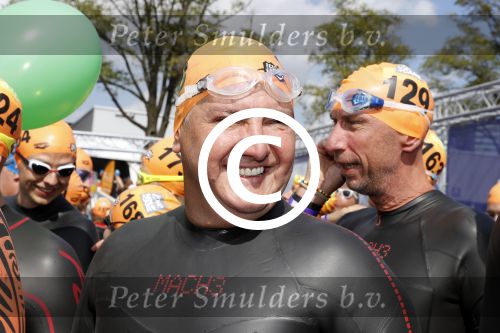Amsterdam 3 september 2017  
ALS Cityswim in de amsterdamse grachten. Rene Froger wordt aangemoedigd door zijn vrouw Natasja