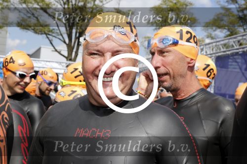 Amsterdam 3 september 2017  
ALS Cityswim in de amsterdamse grachten. Rene Froger wordt aangemoedigd door zijn vrouw Natasja