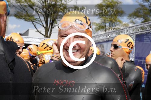 Amsterdam 3 september 2017  
ALS Cityswim in de amsterdamse grachten. Rene Froger wordt aangemoedigd door zijn vrouw Natasja