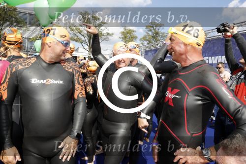 Amsterdam 3 september 2017  
ALS Cityswim in de amsterdamse grachten. Rene Froger wordt aangemoedigd door zijn vrouw Natasja