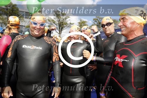 Amsterdam 3 september 2017  
ALS Cityswim in de amsterdamse grachten. Rene Froger wordt aangemoedigd door zijn vrouw Natasja